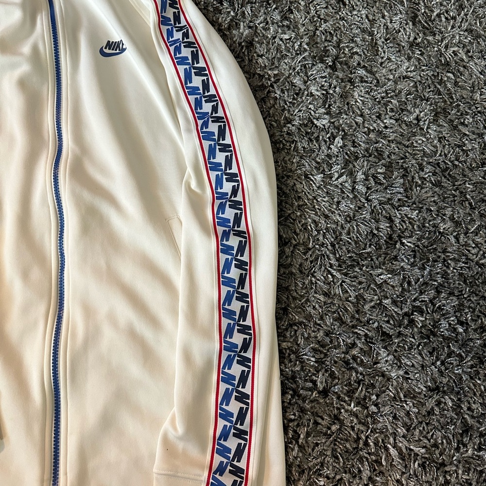 Nike - Picture 4 of 4